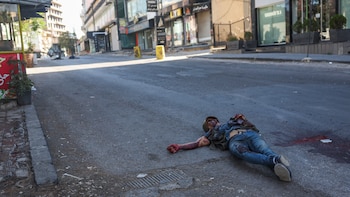 Un cadáver en una calle