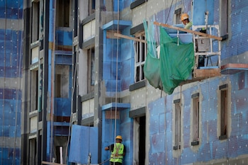 Hombres trabajan en una obra