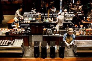 Baristas preparan bebidas en Starbucks