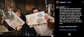 Ariana Grande y Josh Gad