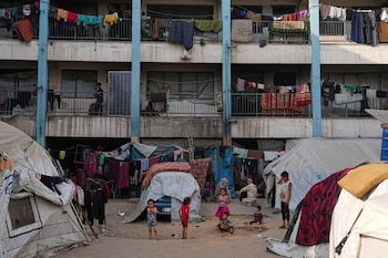 Palestinos desplazados viven en una