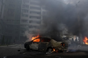 Un vehículo incendiado en el