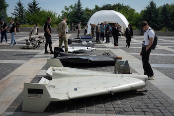 Visitantes examinan drones rusos dañados