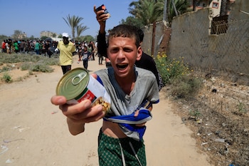 Un joven palestino sostiene una