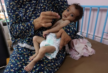 Una mujer palestina sostiene a