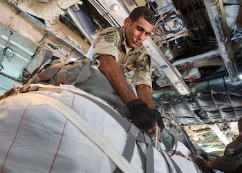 Un militar jordano prepara paquetes