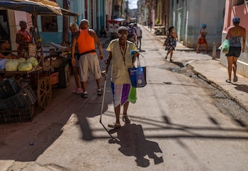Una anciana camina con la
