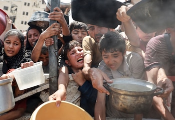 Palestinos esperan para recibir comida