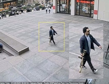 Un hombre con un rifle