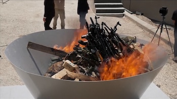 Combatientes del PKK queman sus