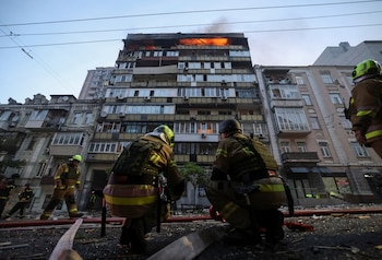 Bomberos trabajan en el lugar