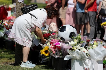 Una mujer deja sus flores