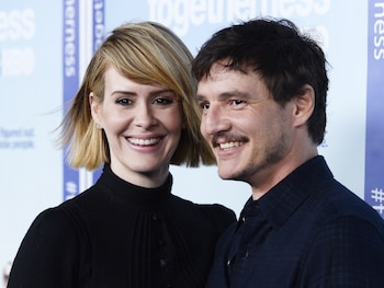 Pedro Pascal y Sarah Paulson,