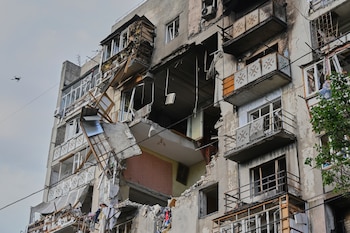 Un edificio residencial dañado en