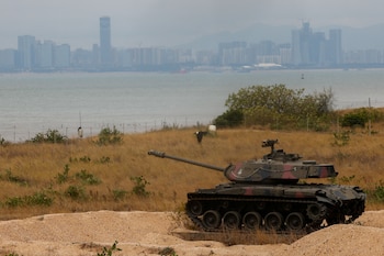 Un tanque militar retirado se