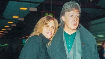 Paul McCartney y su esposa