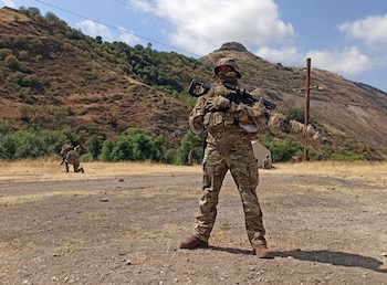 Militares de Azerbaiyán cerca de