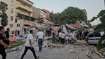 Personas acuden a un edificio