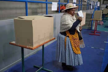 Una votante muestra su papeleta