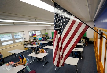 Una bandera estadounidense cuelga