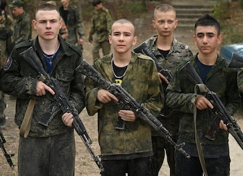 Jóvenes portan armas (REUTERS/Sergey Pivovarov)