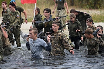 Mientras los instructores militares gritaban