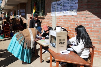 Una mujer emite su voto