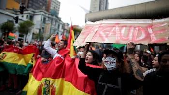 Una mujer se manifiesta contra
