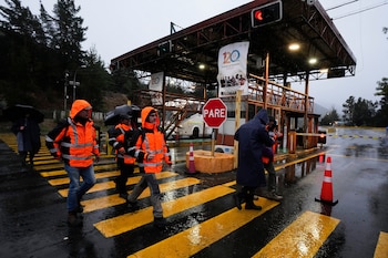 Trabajadores caminan a la entrada