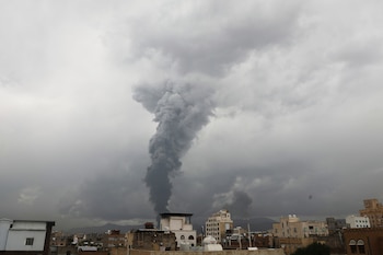 Nubes de humo se elevan