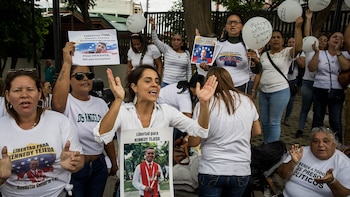 Personas participan en una manifestación