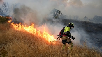 Un bombero trata de apagar