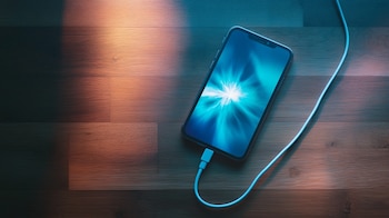 Tener el celular cargando y
