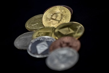 Representaciones físicas de varias criptomonedas
