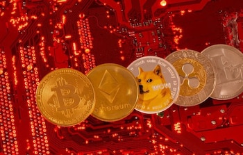 Representaciones físicas de varias criptomonedas.