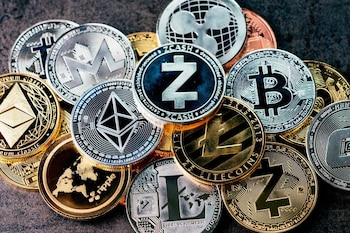 Representaciones físicas de varias criptomonedas.(REUTERS/Banco