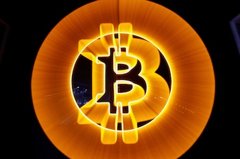 Una representación del bitcoin. (REUTERS/Agustin