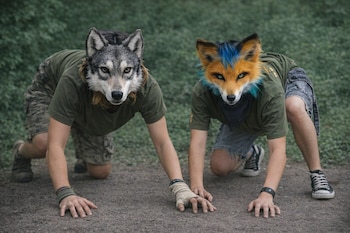 Dos therians, uno con una