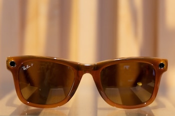 Con la ayuda de Ray-Ban