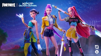 Tres personajes femeninos animados de KPOP Demon Hunters posan. Una con pelo oscuro, otra con pelo morado y la última con pelo rosa, todas con armas y ropa colorida sobre un fondo nocturno