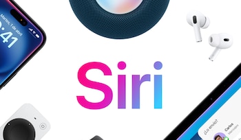 Una composición de productos Apple como un iPhone, HomePod Mini, AirPods Pro y un control remoto, rodeando el logo de Siri en degradado