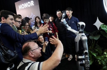 El robot humanoide de HONOR destaca por su capacidad para reconocer usuarios y ofrecer asistencia física personalizada basada en historial digital.  REUTERS/Nacho Doce
