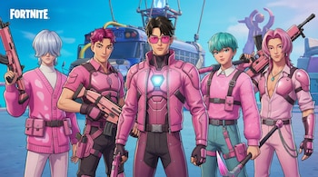 Cinco personajes masculinos de estilo anime con atuendos predominantemente rosados y armas a juego posan de pie; se observa un autobús azul en el fondo.