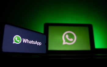 WhatsApp permite vincular computadoras, tablets otros dispositivos a la cuenta. (Foto: EFE/EPA/Archivo/IAN LANGSDON)