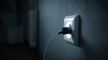 Cargador portátil, energía doméstica, conexión eléctrica, cable enchufado, dispositivo de carga, batería activa, adaptador universal, uso cotidiano. - (Imagen Ilustrativa Infobae)