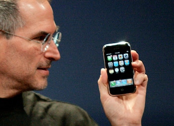 Steve Jobs abandonó la universidad a los seis meses porque no quería seguir gastando los ahorros de sus padres adoptivos. 

REUTERS/Kimberly White (UNITED STATES) 