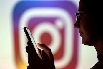 Desde finales de 2022, Instagram incorporó la programación de publicaciones y reels en la app, una función antes limitada a herramientas externas o Meta Business Suite. (REUTERS/Dado Ruvic/Illustration/File Photo)