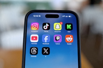 El FBI advierte que no hay una lista defintiva de apps que roban información, pues esta se podría expandir de acuerdo a sus investigaciones. REUTERS/Hollie Adams/Illustration