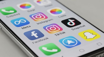 Pantalla de un smartphone mostrando los iconos de Meta, TikTok, Snapchat y otras aplicaciones populares.