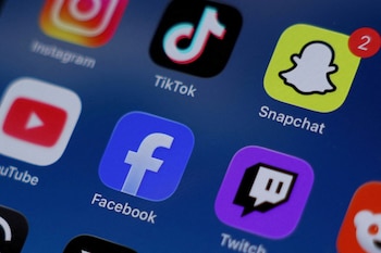 El FBI a identificado apps que pueden estar robando tus datos personales. REUTERS/Hollie Adams/Illustration/File Photo